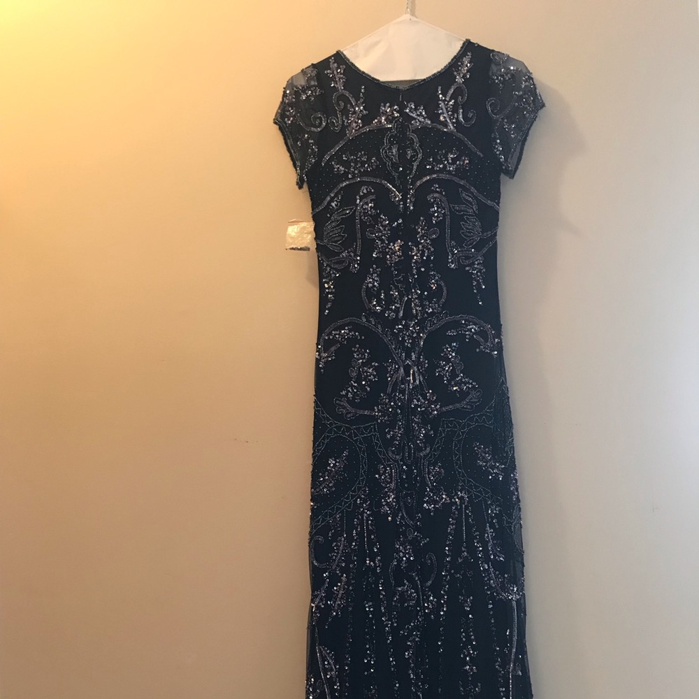 Mother of the Bride / Groom Dress. Beaded. Size 6 - Picture 3 of 5